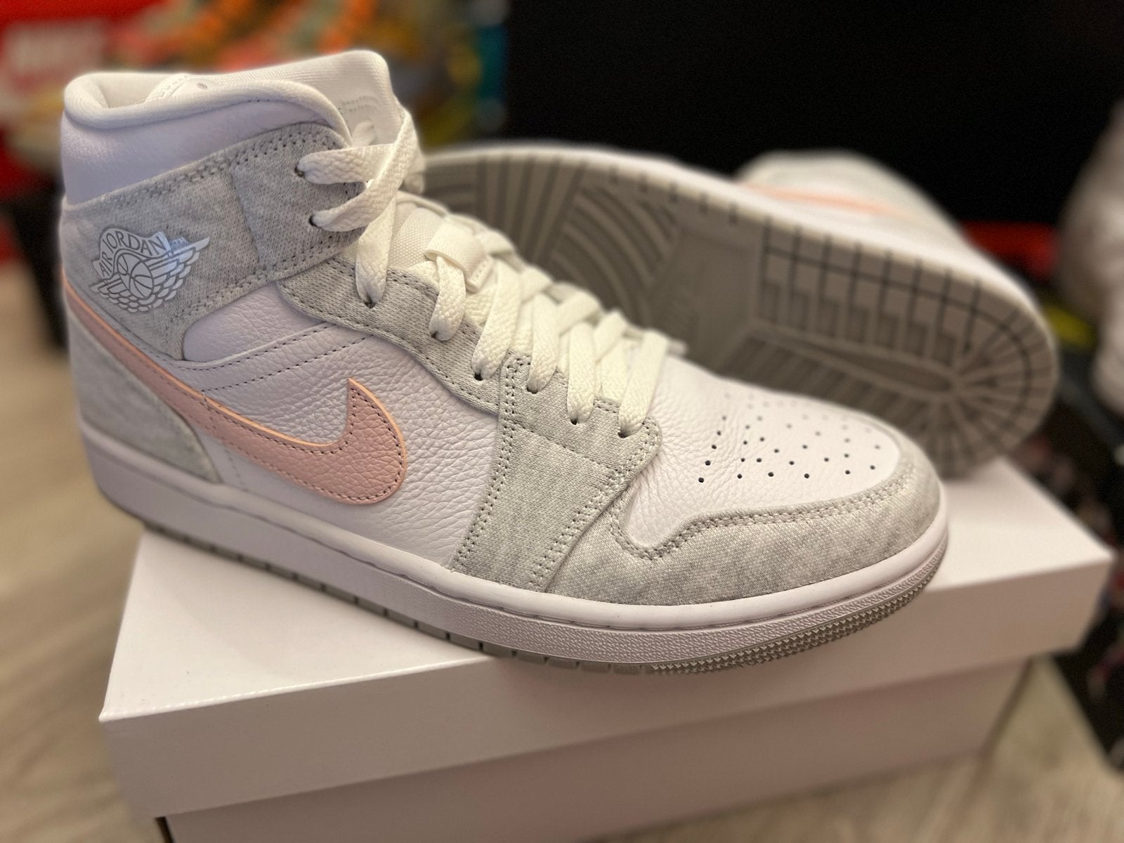 Nieuwe Nike Air Jordan 1 Mid - Wit/Roze/Grijs, Ophalen of Verzenden, Nieuw, Wit, Sneakers of Gympen