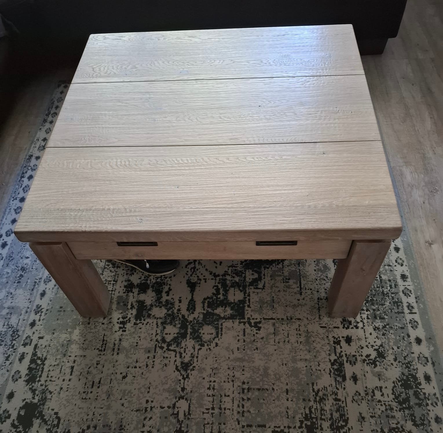 Stijlvolle vierkante salontafel van grijs bruin eikenhout, Gebruikt, 5 – 50, Eikenhout, Vierkant