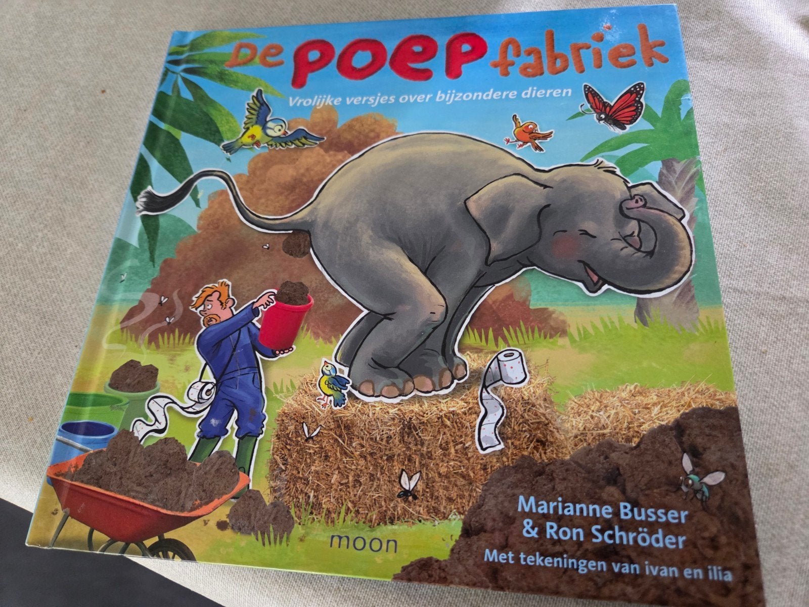 Marianne Busser en Ron Schröder - De poepfabriek, Boeken, Ophalen of Verzenden, Zo goed als nieuw, Fictie algemeen