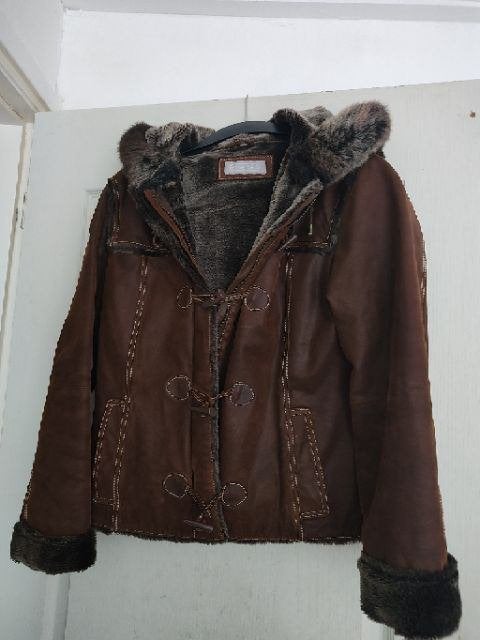 Bruine korte kunstsuède Essentials-winterjas met nepvacht, Bruin, Maat 42/44 (L), Ophalen of Verzenden, Essentials