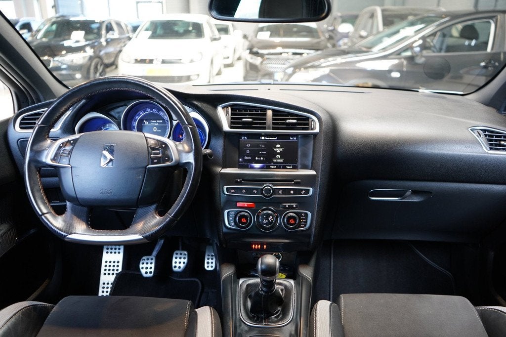 Citroen DS4 1.2 PureTech Performance Line | AIRCO | CRUISE |, Auto's, Citroën, Gebruikt, Euro 6, 1199 cc, Wit