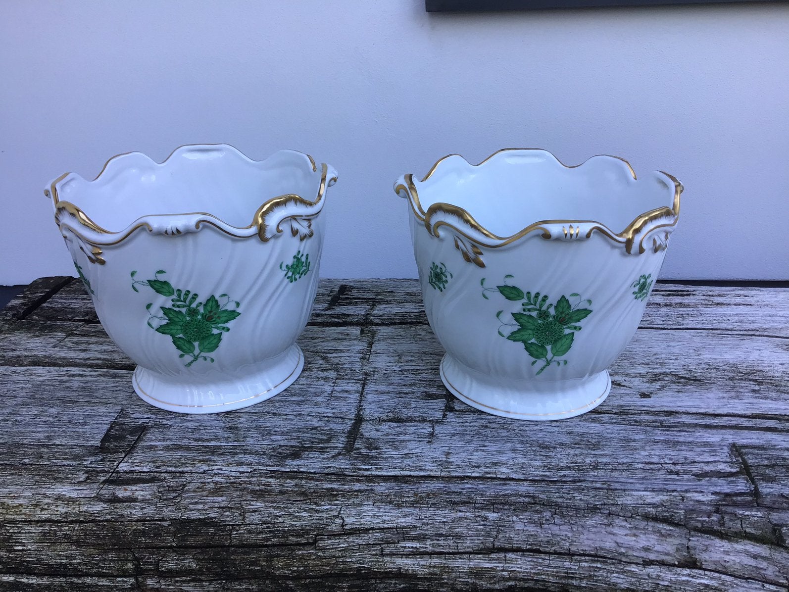 2 bloempotten Herend Hungary - handpainted groen met goud, Ophalen of Verzenden