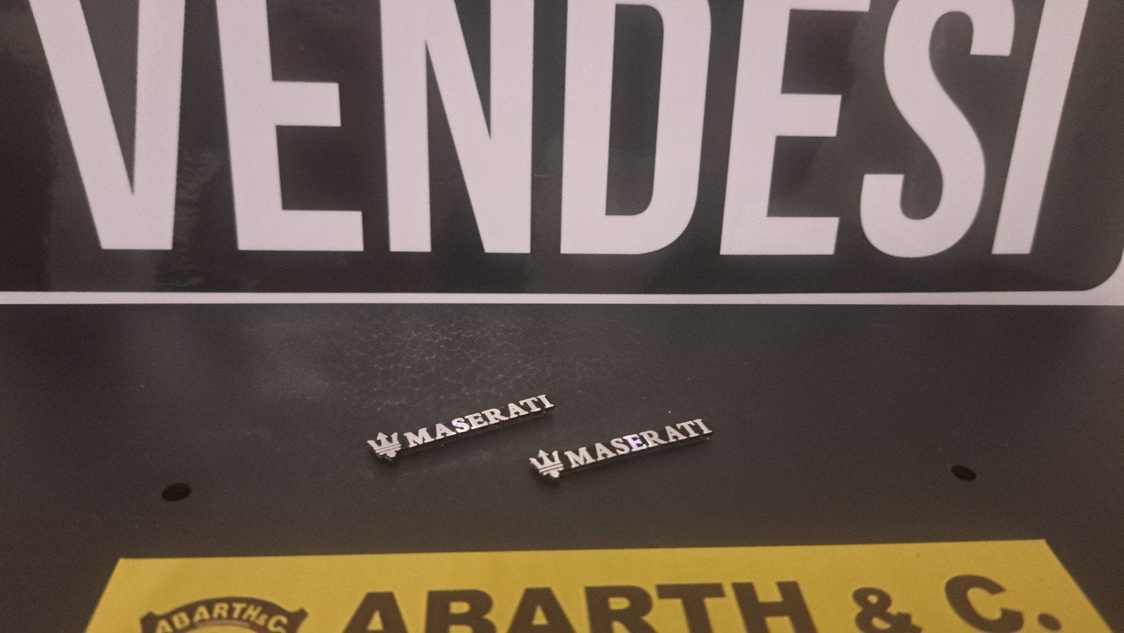 Maserati luidsprekerlogo. 2x., Ophalen of Verzenden