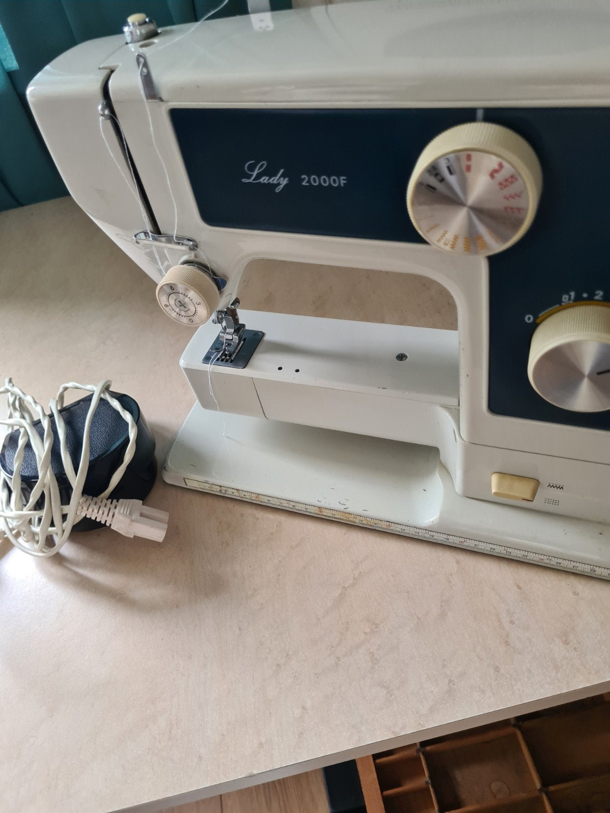 Lady 2000F Naaimachine in Koffer - Vintage Model, Hobby en Vrije tijd, Naaimachines en Toebehoren, Ophalen, Gebruikt, Naaimachine