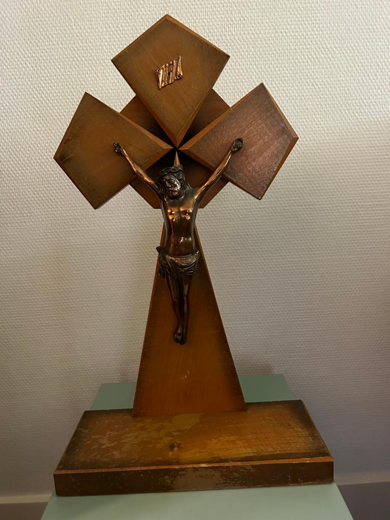 Vintage houten crucifix met 2 kandelaars altaarset, Ophalen
