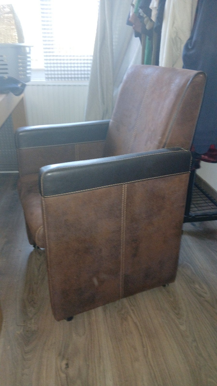 Vier bruine eetkamerstoelen gratis, Gebruikt, Bruin, Leer, Ophalen of Verzenden