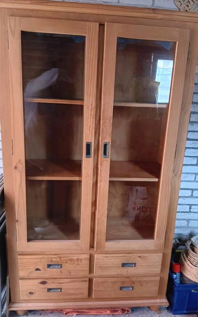 Houten vitrinekast met glazen deuren en lades, Huis en Inrichting, Kasten | Vitrinekasten, Ophalen, Gebruikt, Met deur(en), Grenenhout