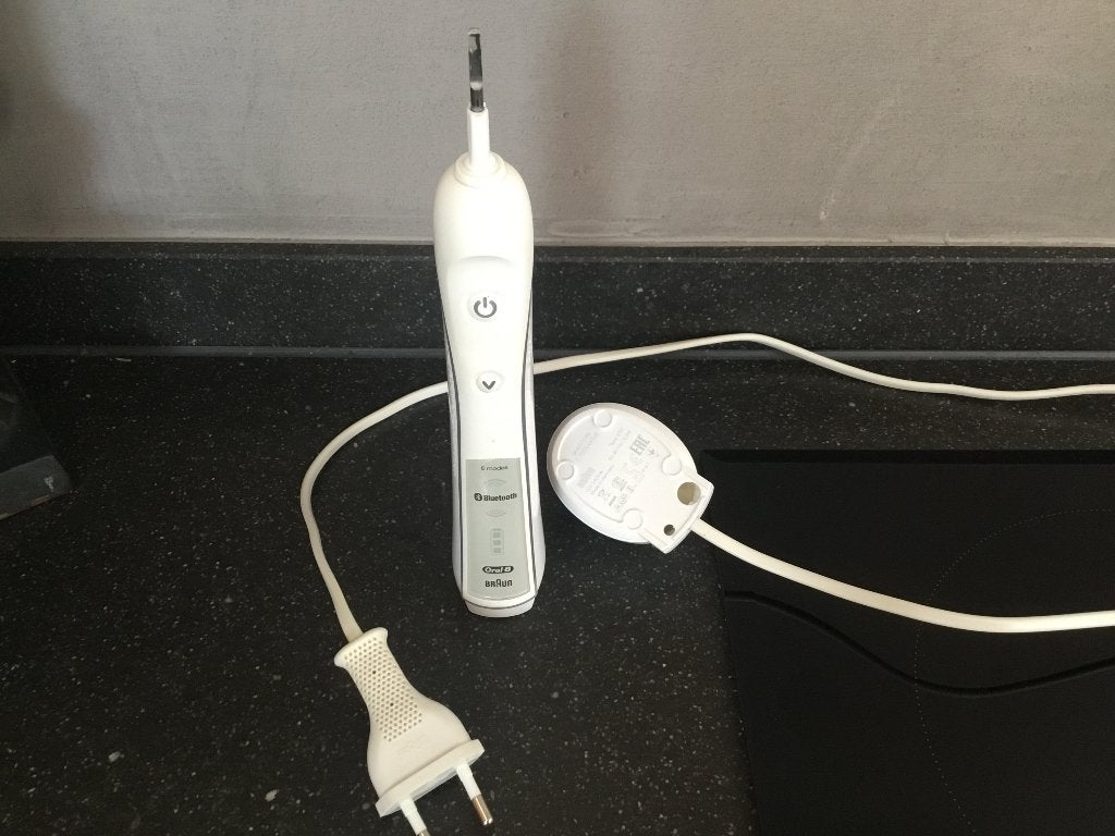 Oral-B elektrische tandenborstel met oplader, Ophalen of Verzenden, Zo goed als nieuw, Tandenborstel