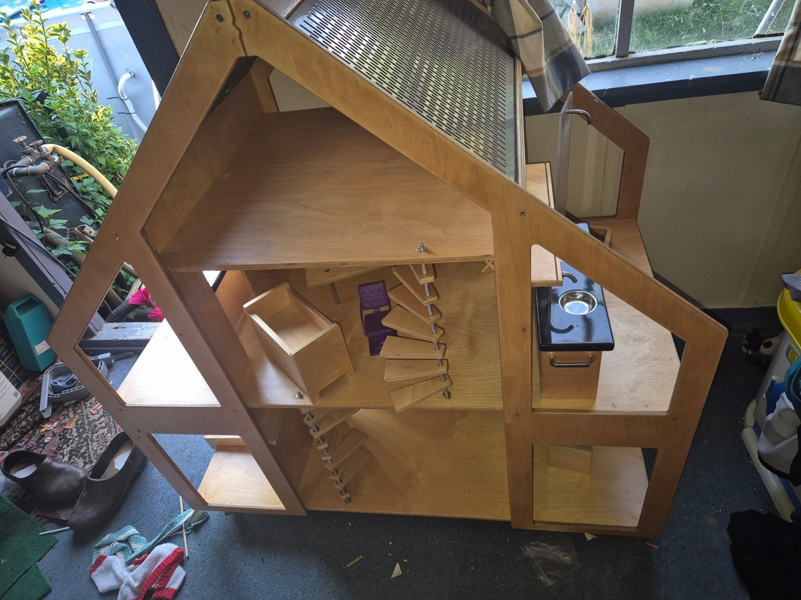 Groot houten poppenhuis Liliane met meubels, Ophalen, Poppenhuis