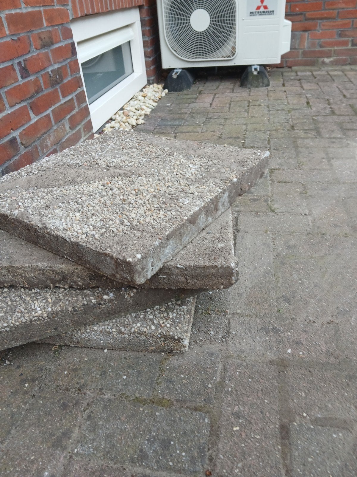 4 grindtegels gratis, Ophalen, Gebruikt, Beton, Terrastegels