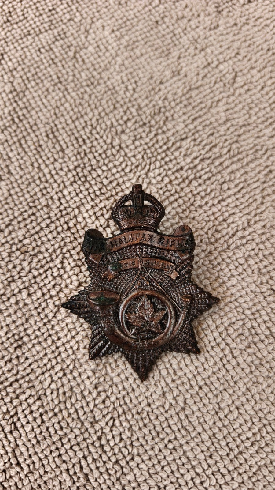 Originele WW2 Canadese capbadge Halifex Regiment., Ophalen of Verzenden, Landmacht, Engeland, Embleem of Badge