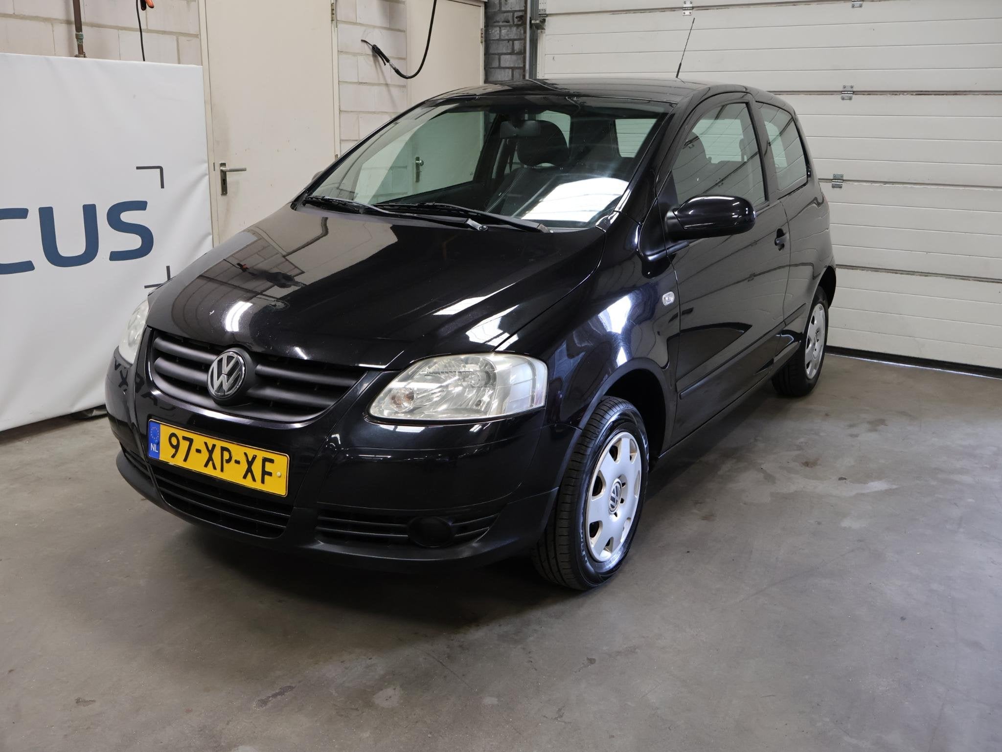 Volkswagen Fox 1.2 Trendline 2e eigenaar NAP Airco APK, Auto's, Stof, Zwart, 4 stoelen, 1198 cc