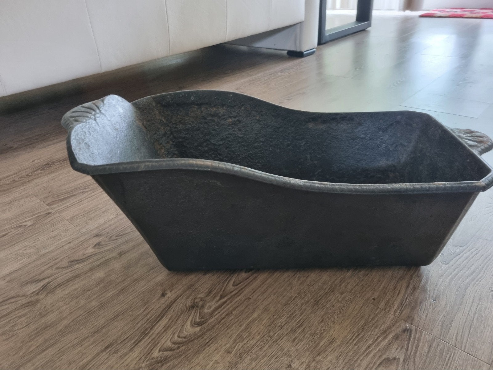 Zware gietijzeren kolenkit of houtbak, Ophalen