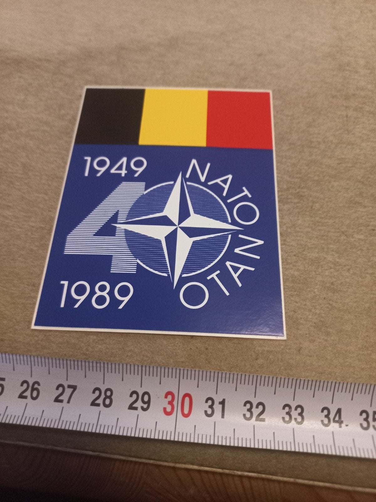 NATO 40 jaar jubileum sticker 1949-1989 België, Ophalen of Verzenden