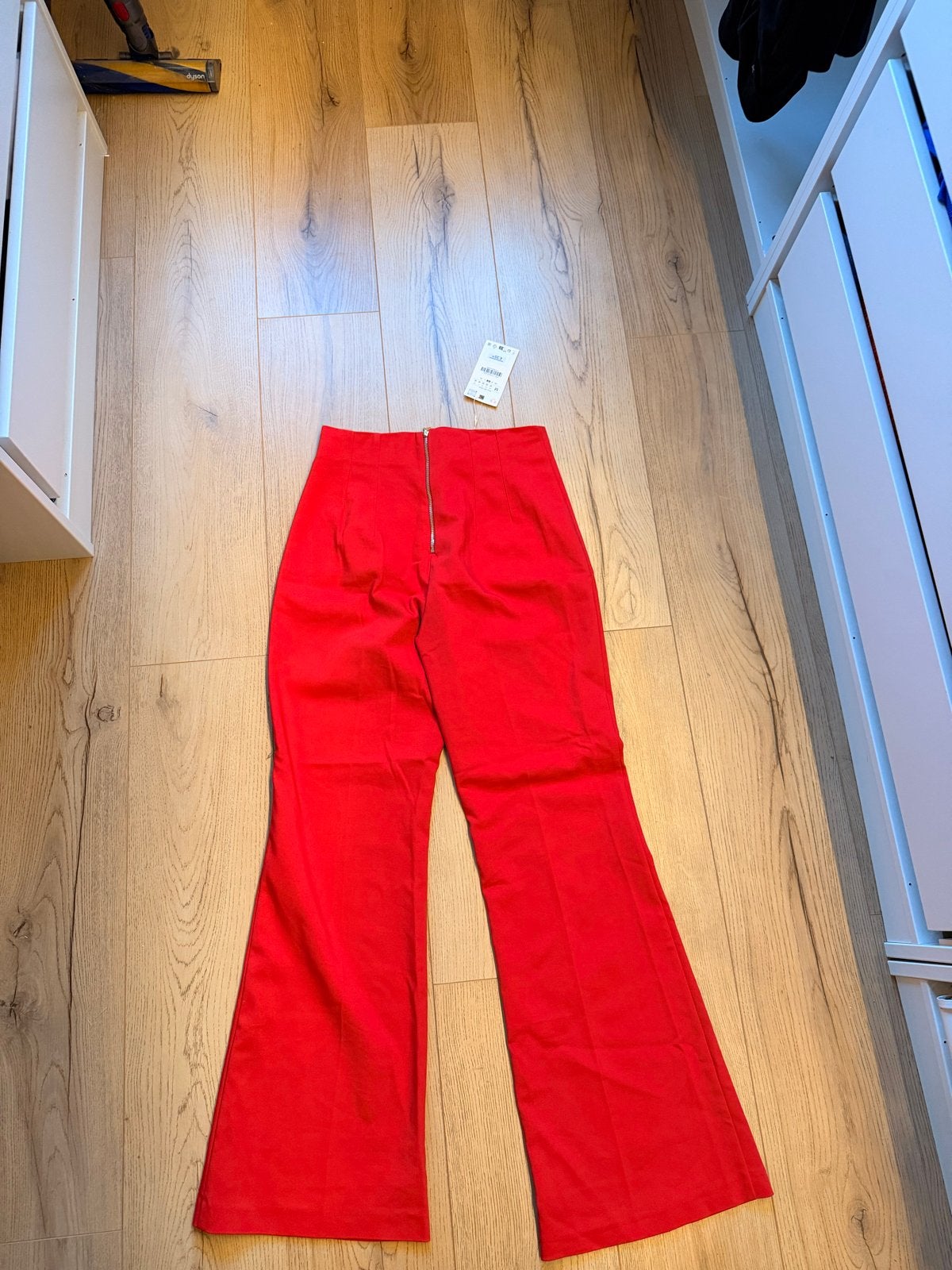 ZARA - maat M Rode flared broek met hoge taille - Nieuw, Kleding | Dames, Maat 38/40 (M), Nieuw, Ophalen of Verzenden, Lang
