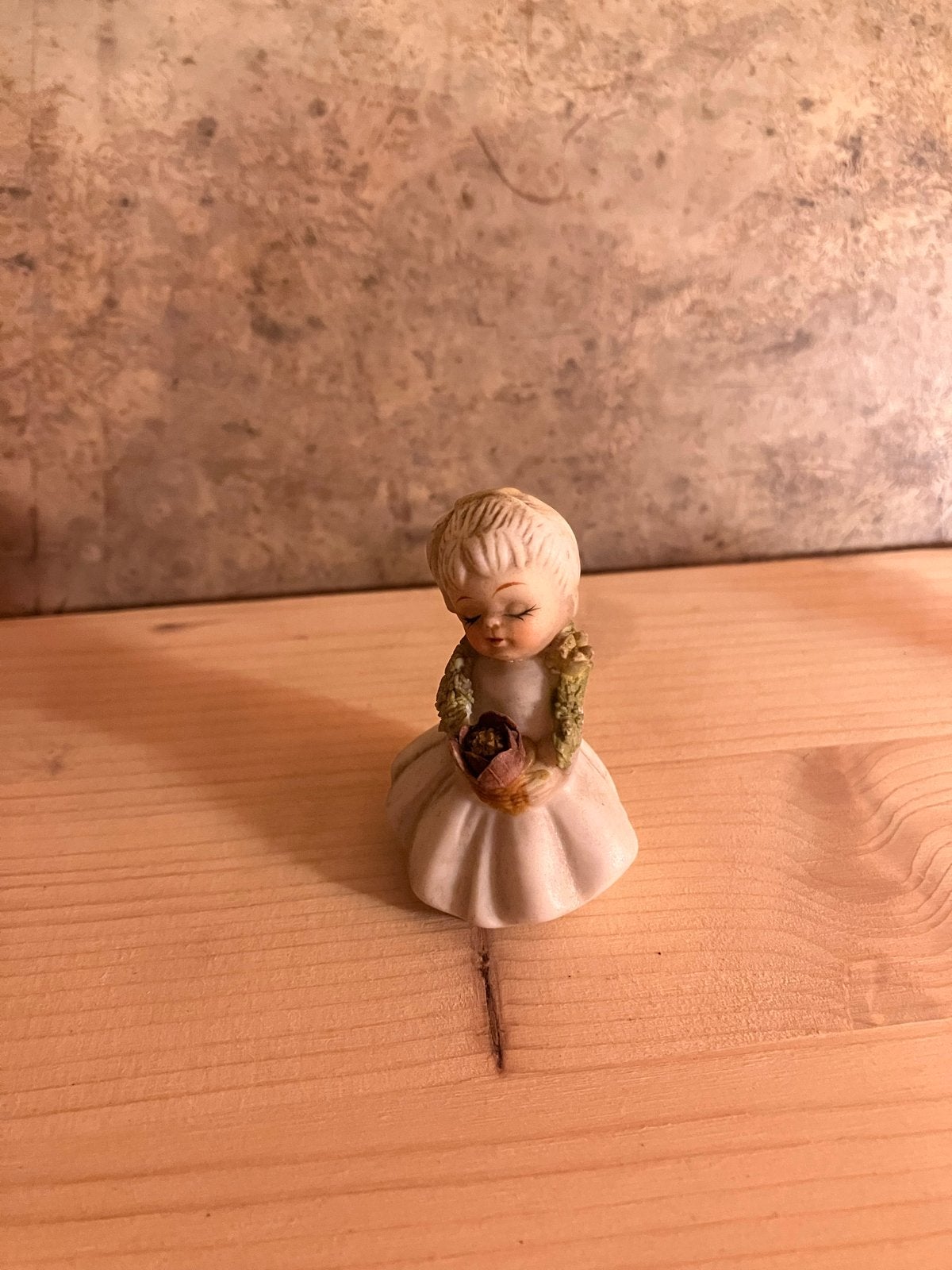 Vintage beeldje meisje met bloemenmandje, Ophalen of Verzenden, Gebruikt, Mens
