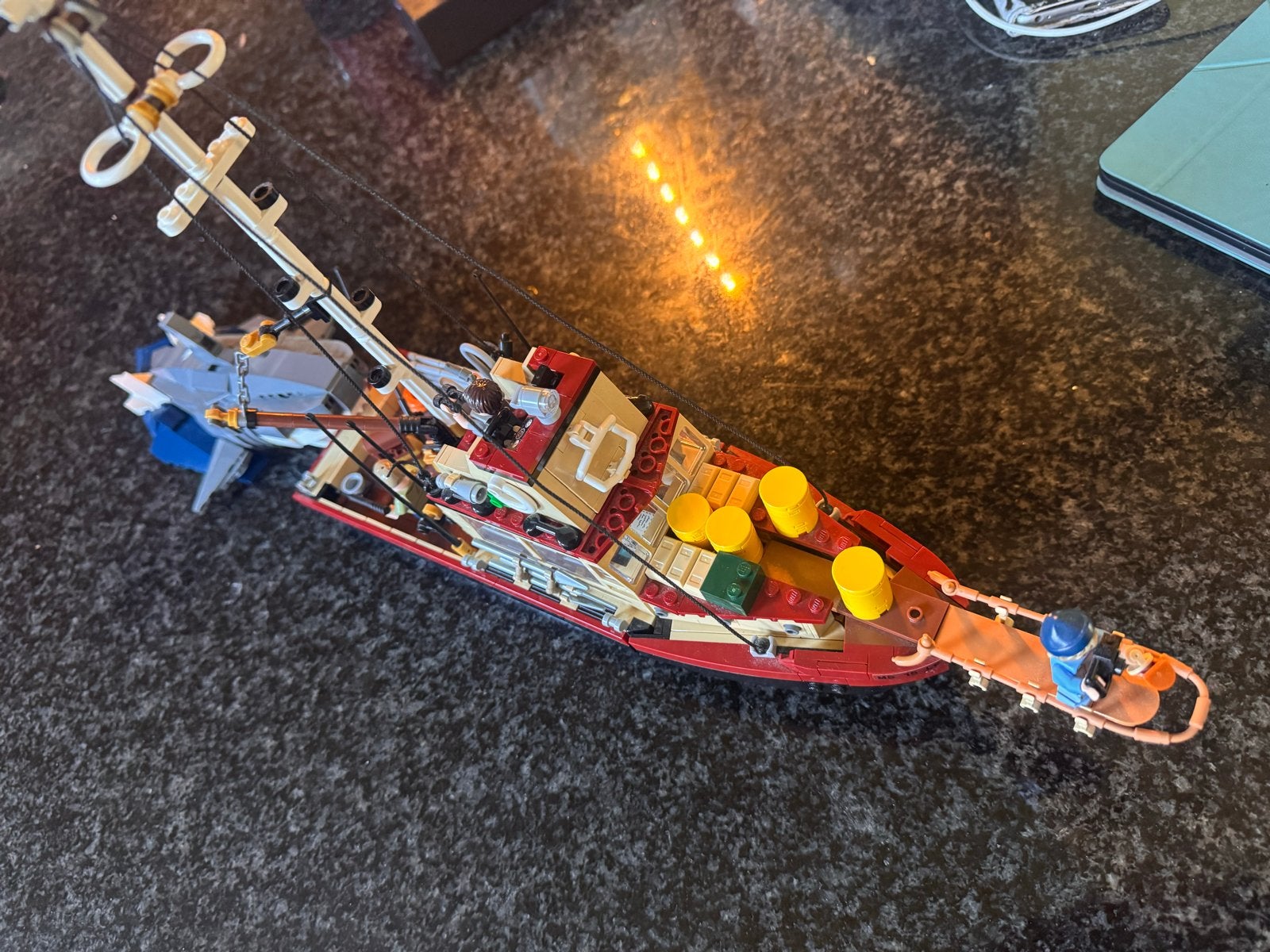 Foto 4 van Lego Ideas 21350 Jaws - Compleet met boek