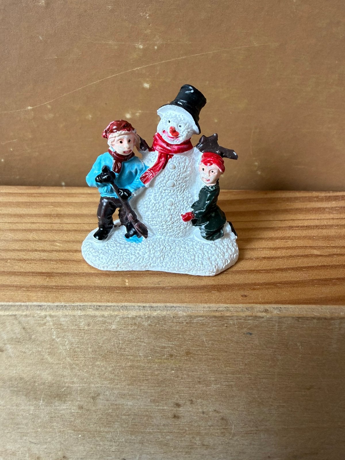 Kerstdorp beeld - hxbxd 4.5x4x2.2cm - kunststof, Ophalen of Verzenden, Zo goed als nieuw, Poppenhuis