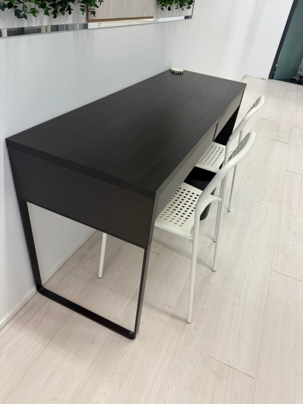 Aanbieding kantoor: 5 bureau’s, en ikea bank + tafels, Huis en Inrichting, Ophalen, Zo goed als nieuw, Zwart