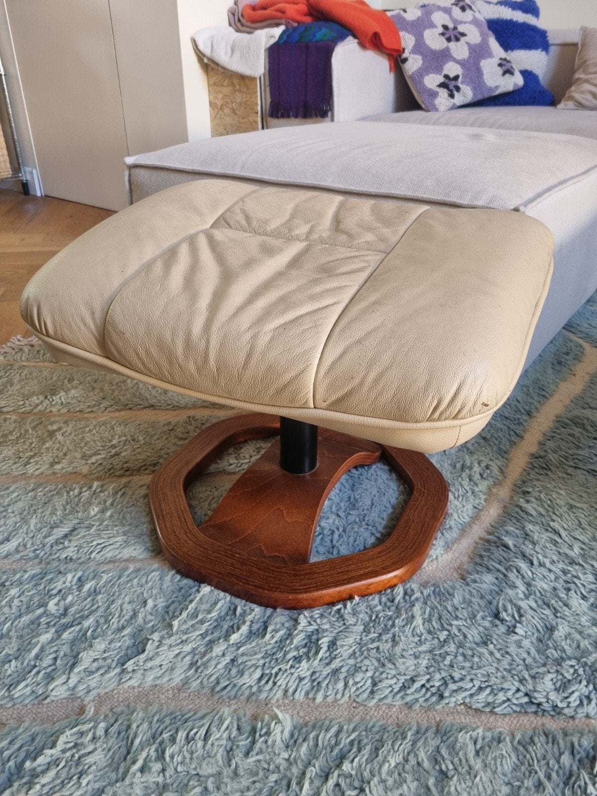 Vintage leren voetenbankje met houten onderstel, Ophalen, Gebruikt, 50 tot 75 cm, Modern