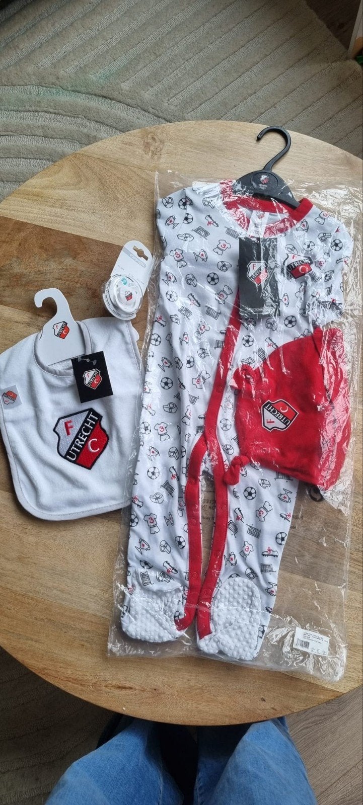 FC Utrecht Baby Cadeauset (Romper, Muts, Slab, Speen), Ophalen, Nieuw, FC Utrecht, Jongetje of Meisje