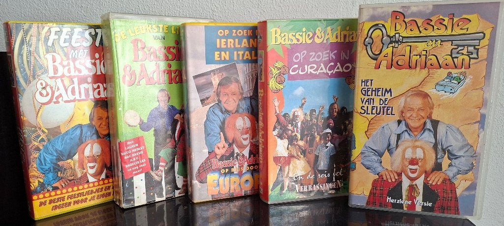 Nostalgie. 5 vhs video banden van Bassie en Adriaan., Cd's en Dvd's, VHS | Kinderen en Jeugd, Gebruikt, Alle leeftijden, Ophalen of Verzenden