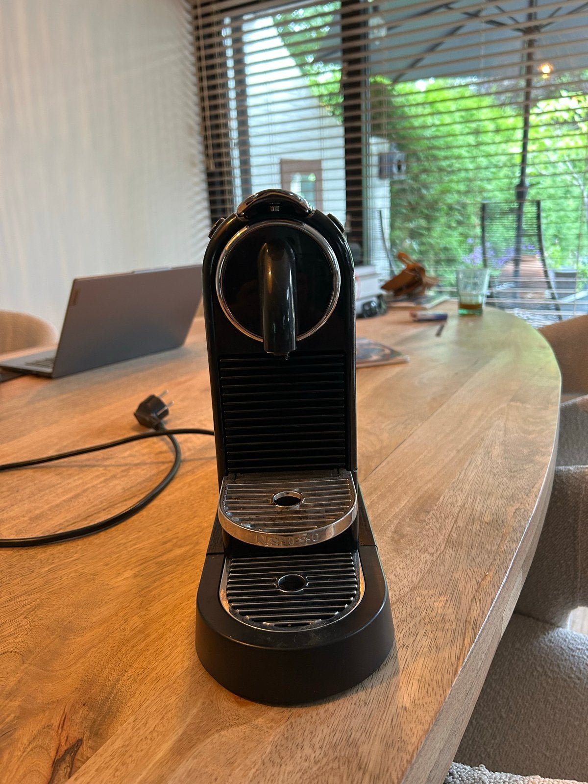 Nespresso Inissia Koffiezetapparaat Zwart - Zo goed als nieu, Ophalen, Gebruikt, Espresso apparaat, 1 kopje