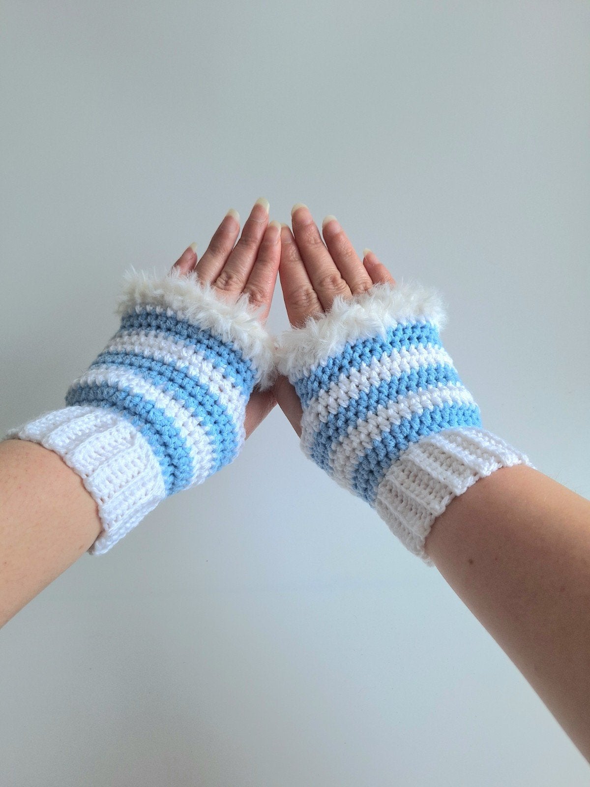 Gehaakte handschoenen wit en lichtblauw, Ophalen of Verzenden, Nieuw, Handschoenen