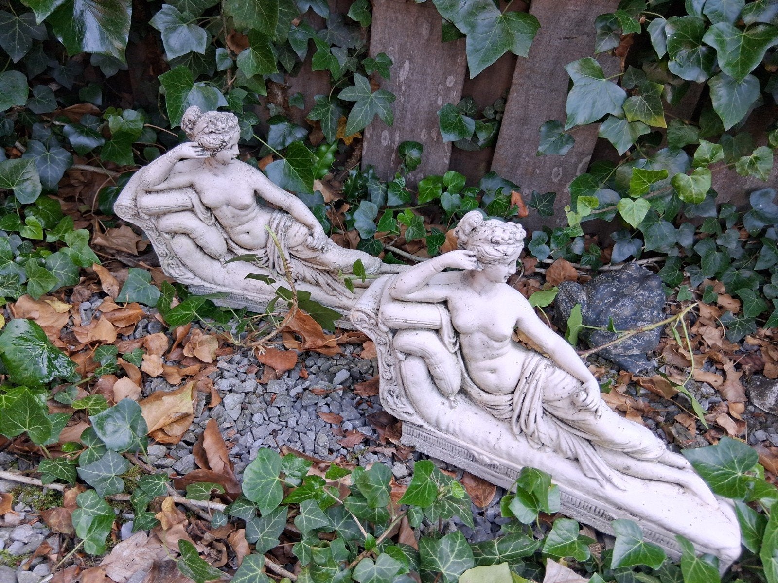 Tuinbeelden   2 stuks vrouw op sofa, Ophalen