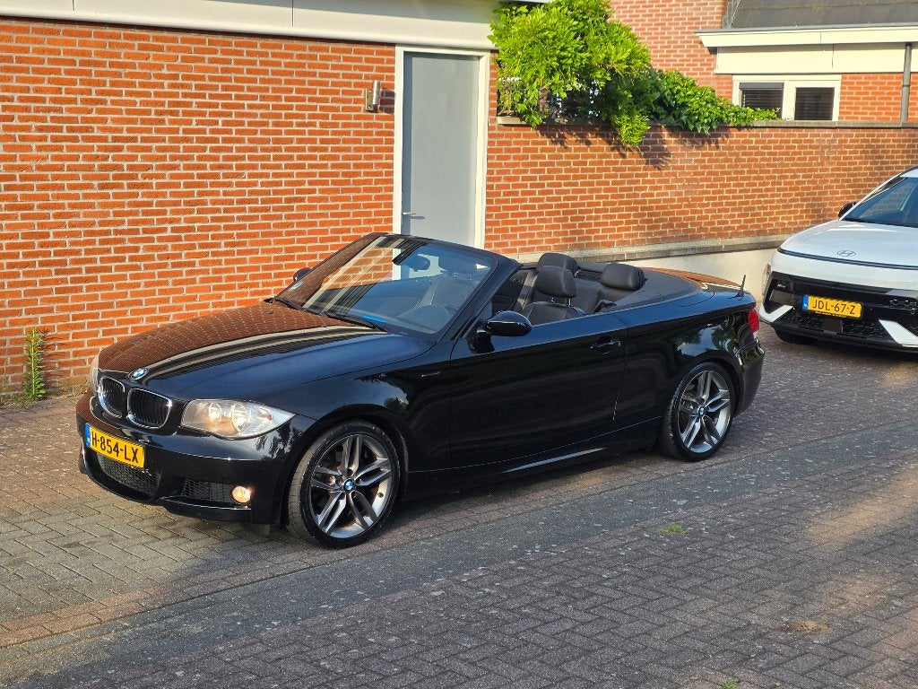 BMW 1 Serie Cabrio – Zeer nette staat – Lage KM– Nieuwe APK, Auto's, BMW, 1-Serie, 1995 cc, Zwart, Cabriolet