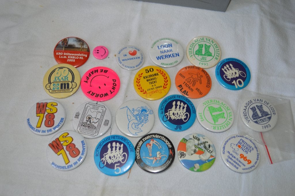 Verzameling van 20 diverse vintage buttons/speldjes, Verzamelen, Ophalen of Verzenden, Nieuw, Overige onderwerpen, Button