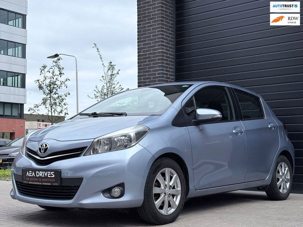 Toyota Yaris 1.3 VVT-i automaat! Luxe Aspiration uitvoering, Euro 5, Stof, Zwart, 4 cilinders