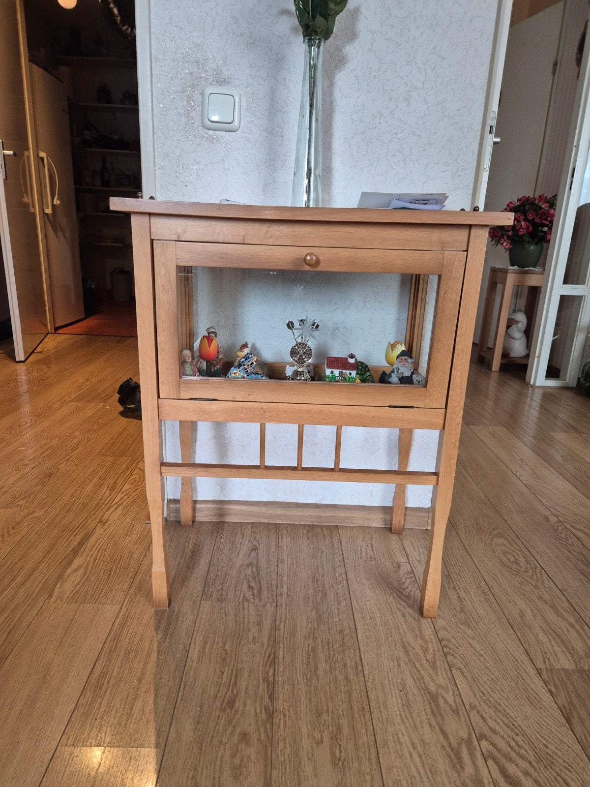 Thee tafel met vitrine kastje, Ophalen