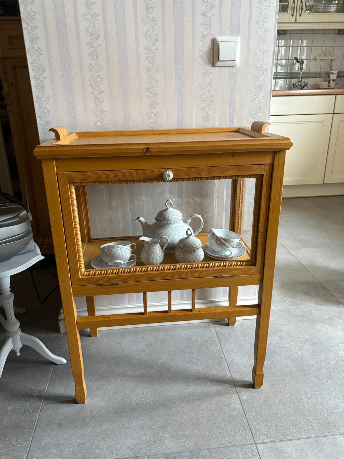 Theekastje/vitrinekastje te koop, Huis en Inrichting, Kasten | Vitrinekasten, Ophalen, 50 tot 100 cm, Zo goed als nieuw, Minder dan 100 cm