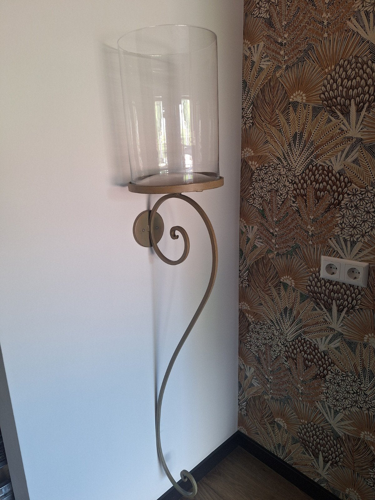 Grote messing kleur wandkandelaar met glazen windlicht, Gebruikt, Ophalen of Verzenden, Metaal, Kandelaar
