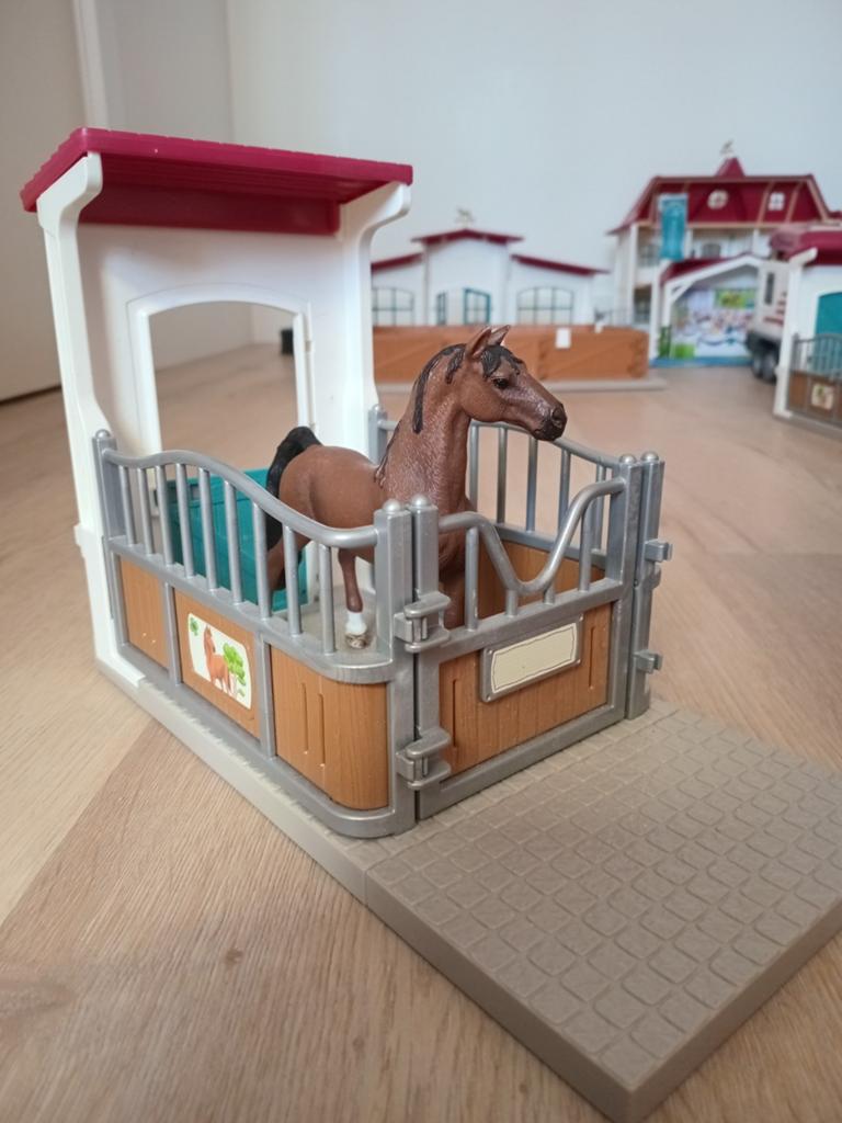 Schleich stal + Schleich paard Ruin, Verzamelen, Speelgoed, Ophalen of Verzenden, Zo goed als nieuw