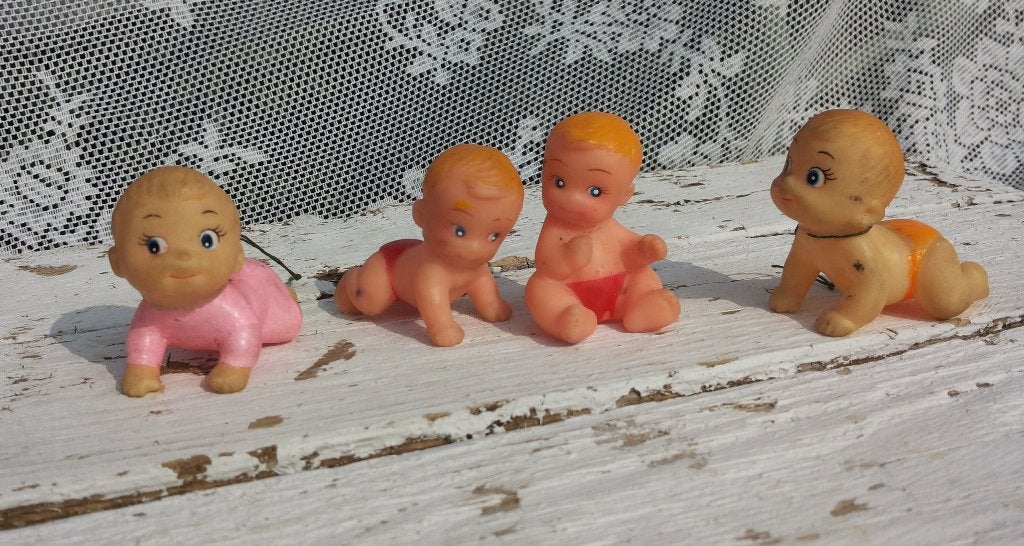4 mini Baby Poppetjes Kruipend/roze jurkje/Poppenverzameling, Ophalen of Verzenden, Gebruikt, Overige typen