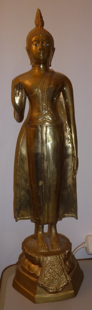 Goudkleurig Boeddhabeeld op sierlijke voet Abhaya mudra 66cm, 66 cm, Ophalen of Verzenden, Goud, Met reliëf