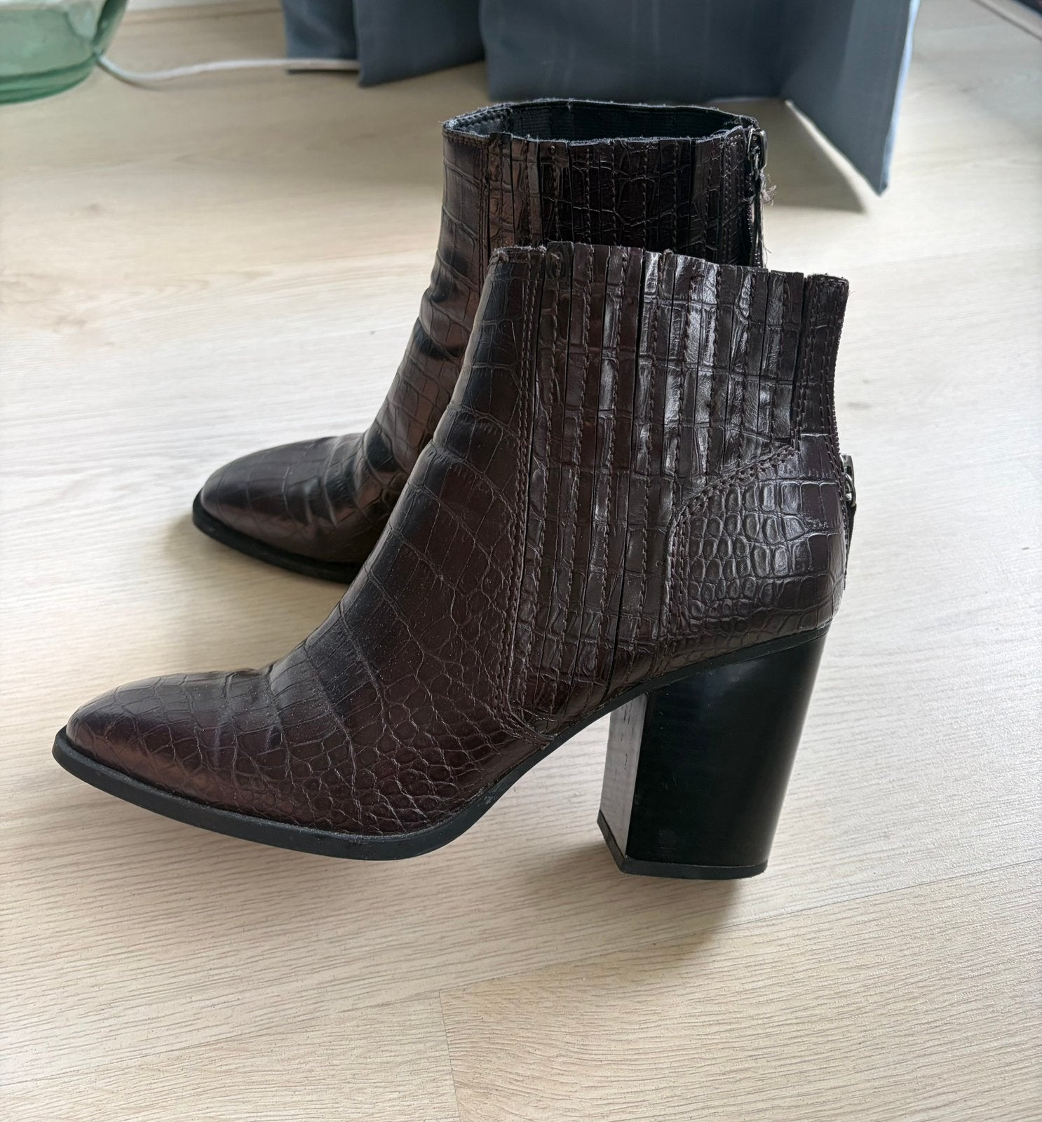 Laarsjes (Zara) 38 met hak kleur Bordeaux met Krokodil print, Kleding | Dames, Schoenen, Ophalen, Gedragen, Overige kleuren