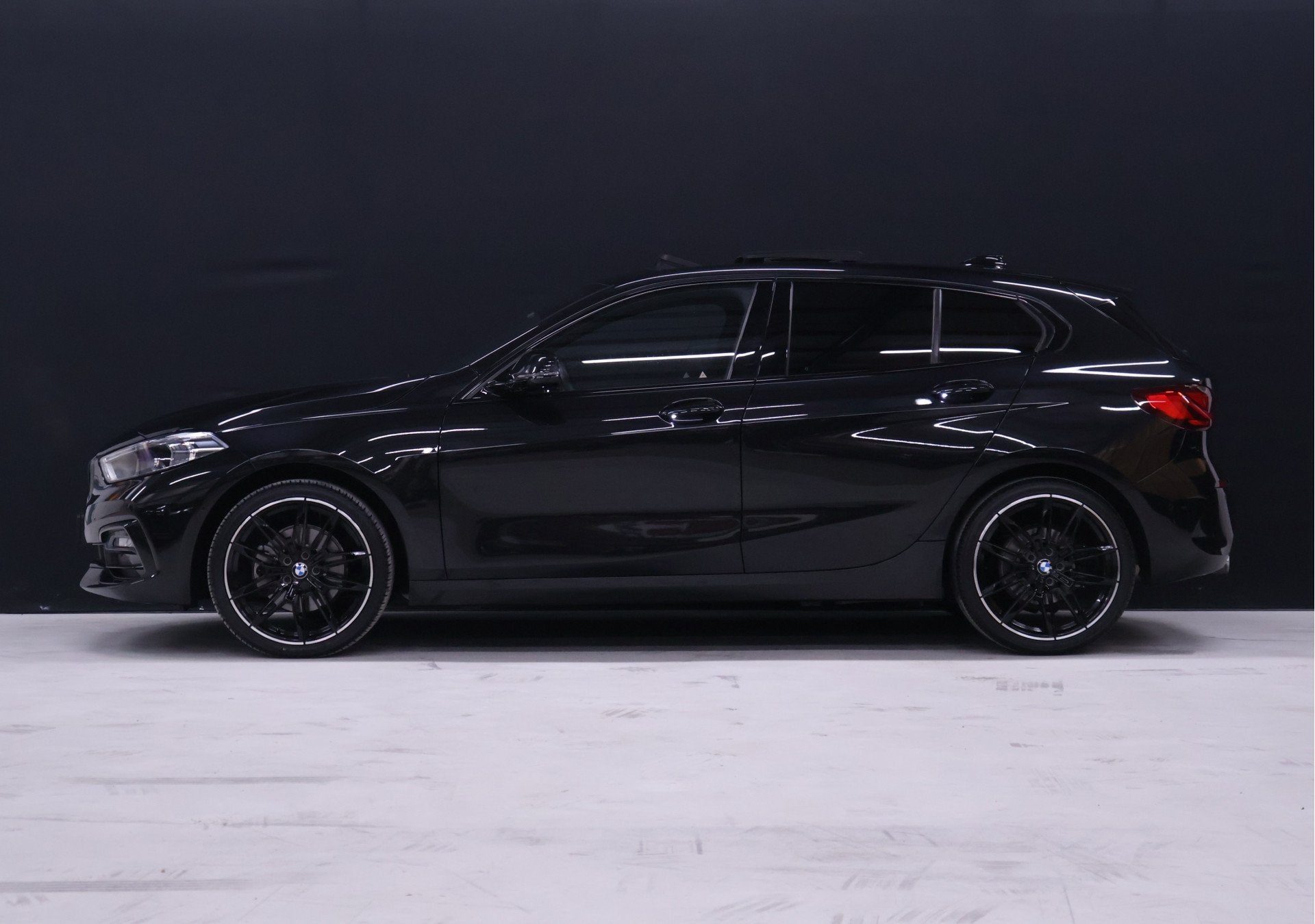 BMW 1-serie 118i M Sport Business Edition [SCHUIFDAK, APPLE, 136 pk, Gebruikt, Automatische klimaatregeling, Zwart