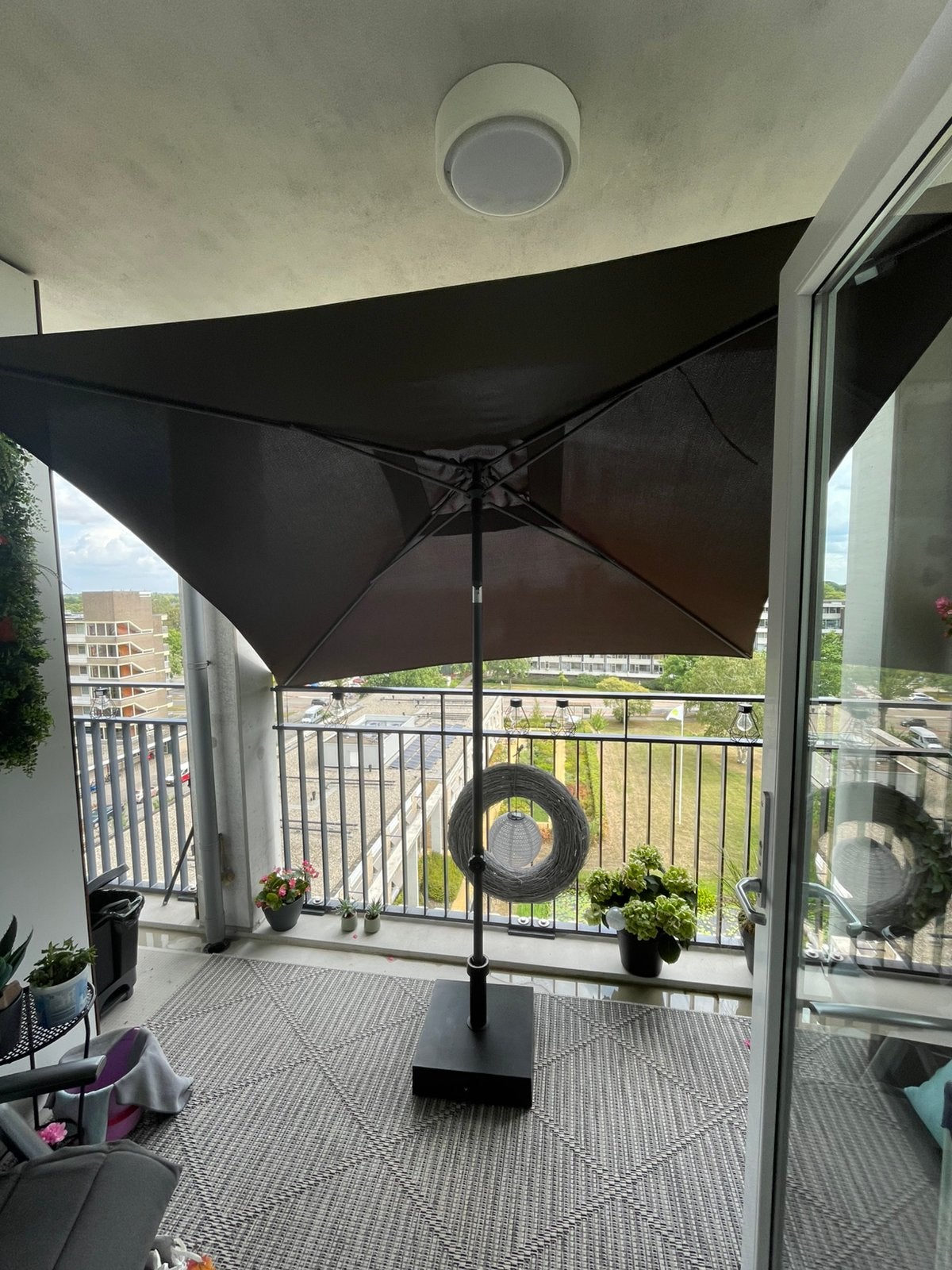 Te koop een parasol inclusief voet en hoes