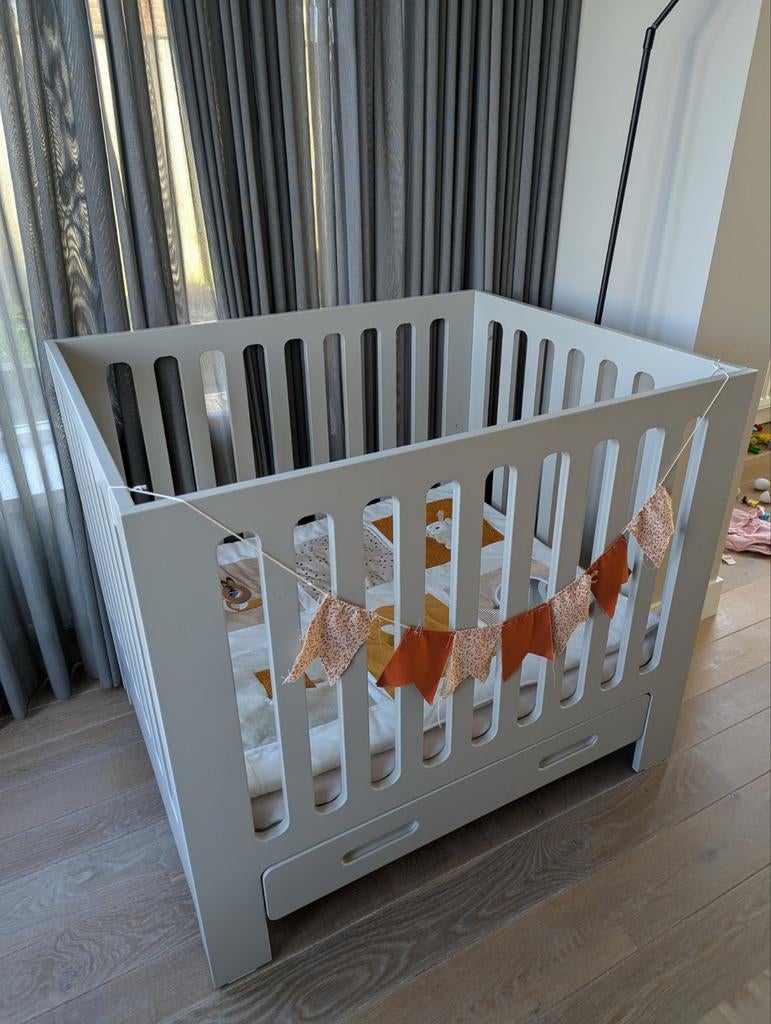 Baby box beige van Coming Kids met lade, Kinderen en Baby's, Boxen, Ophalen, Gebruikt, Vierkant, In hoogte verstelbaar