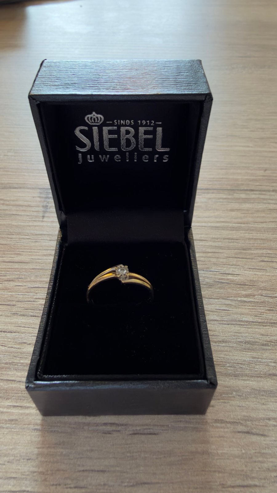 Gouden ring met diamant - Siebel Juweliers, Ophalen of Verzenden, Zo goed als nieuw, 17 tot 18, Met edelsteen