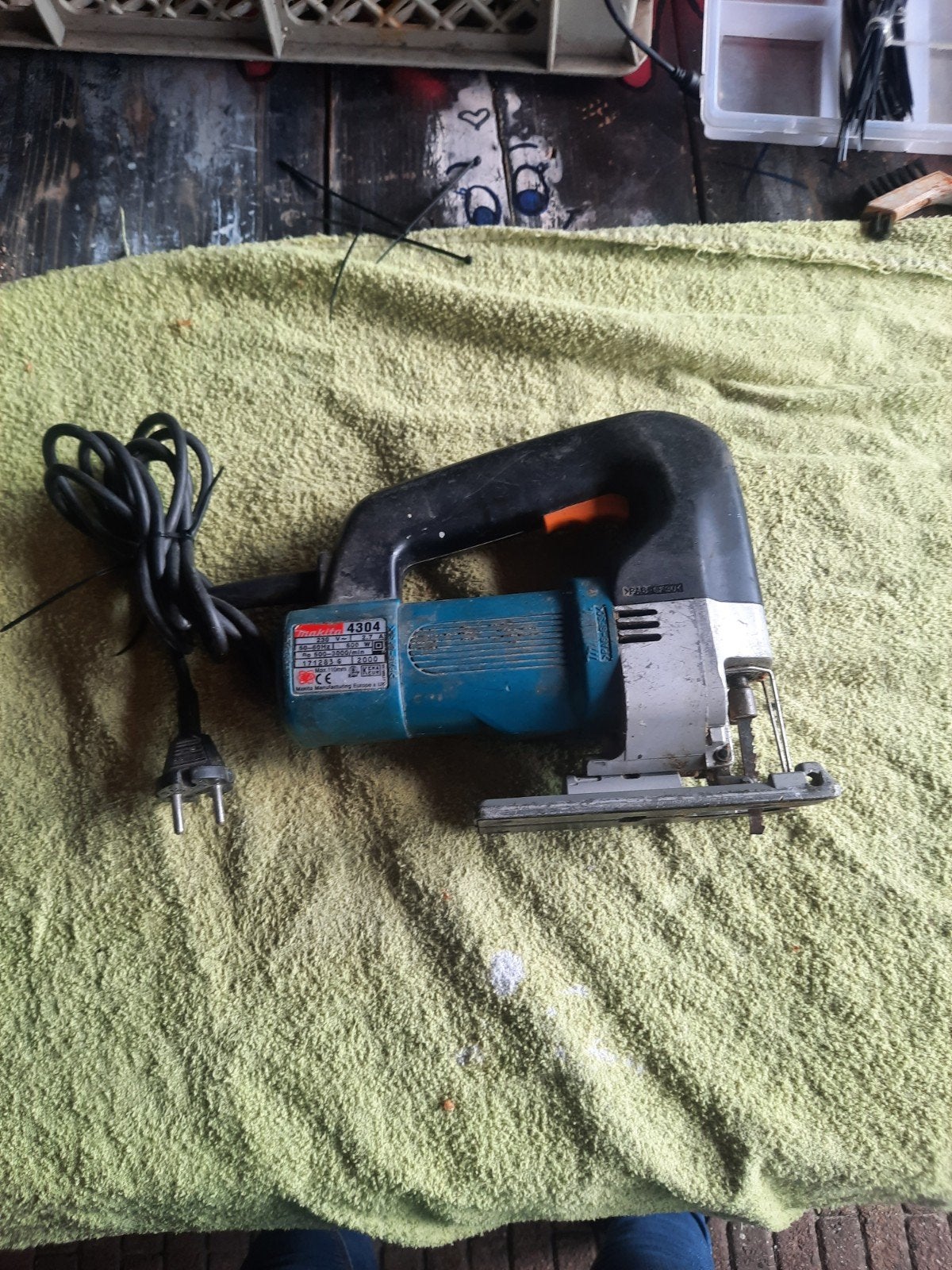 Makita 4304 Decoupeerzaag - Gebruikt maar functioneel, Doe-het-zelf en Verbouw, Gereedschap | Zaagmachines, Gebruikt, Decoupeerzaag