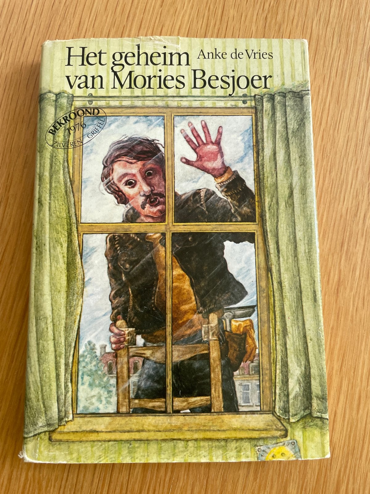 Het geheim van Mories Besjoer - Anke de Vries (1976), Boeken, Verzenden, Gelezen, Fictie