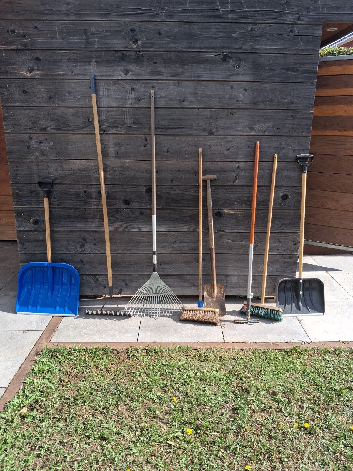 Diverse tuingereedschappen: schoppen, harken, bezems, Ophalen of Verzenden, Gebruikt, Bezem