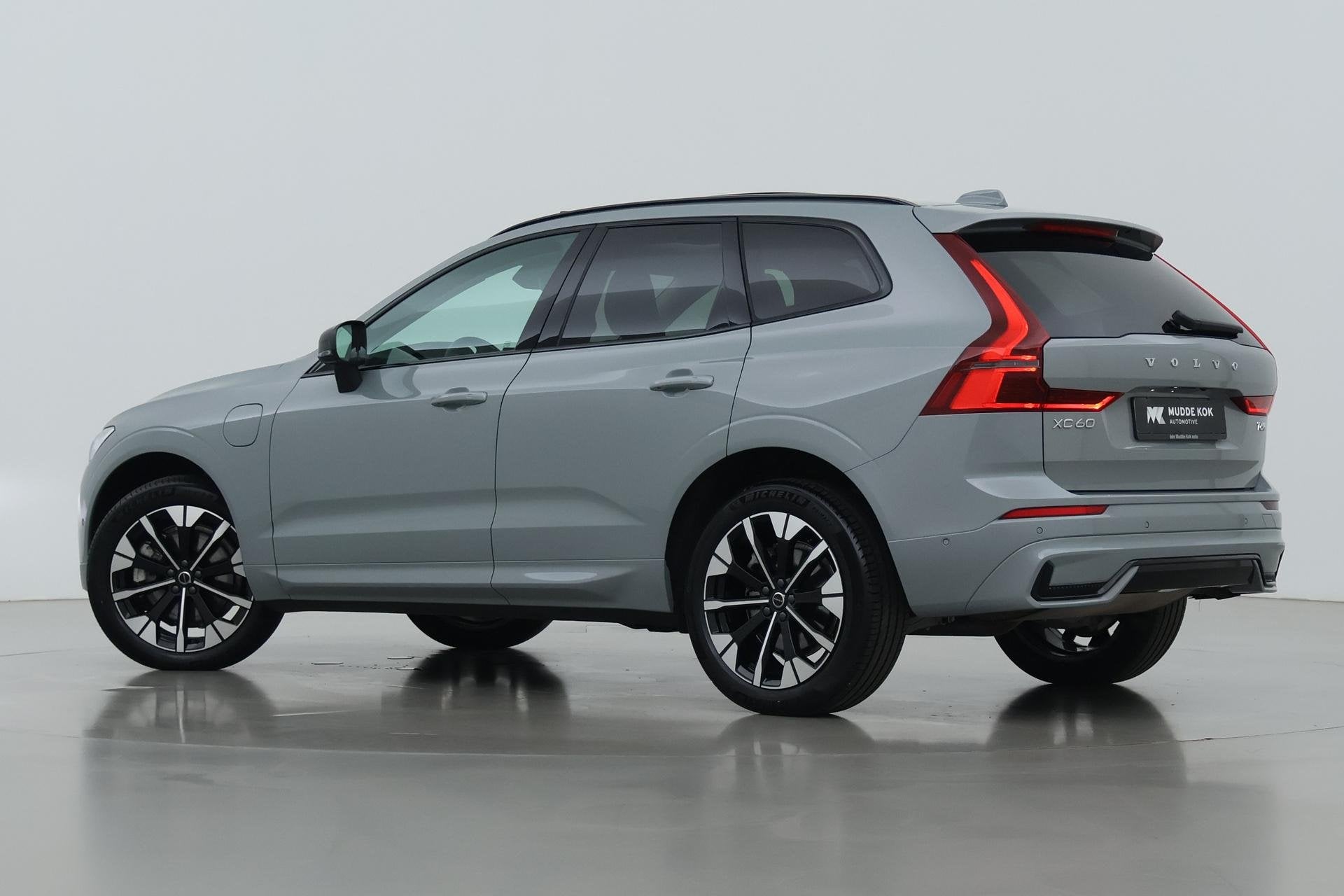 Volvo XC60 T6 Plug-in hybrid Plus Dark | FACELIFT | ACC | Pa, Auto's, Automaat, Gebruikt, Euro 6, 4 cilinders