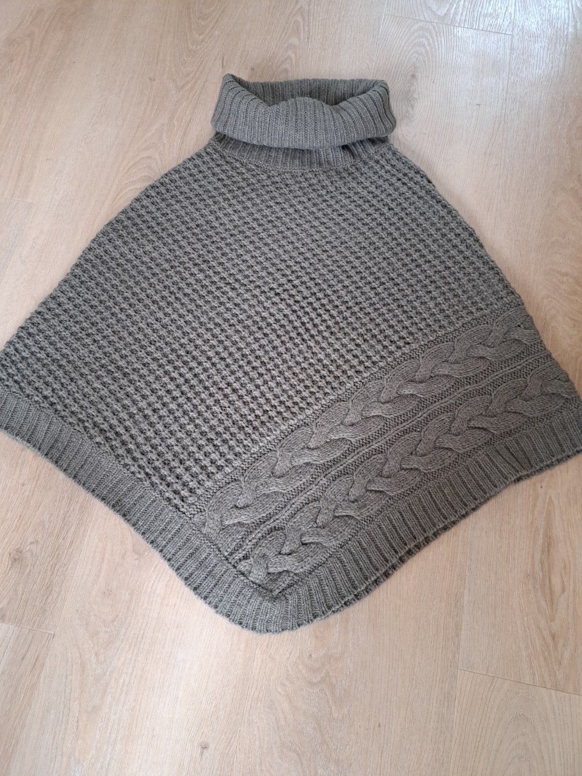 Zachte donkergroene poncho WE Fashion met Alpaca wol * Maat, Kleding | Dames, WE, Maat 42/44 (L), Ophalen of Verzenden, Zo goed als nieuw