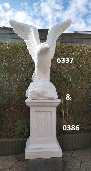 Adelaar op zuil. nr 6337 & 0386., Ophalen, Nieuw, Beton, Mensenbeeld