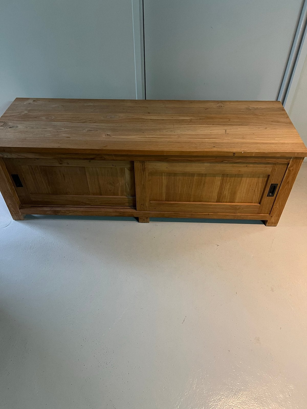 Massief houten tv-meubel met schuifdeuren, Gebruikt, 100 tot 150 cm, Ophalen of Verzenden, Minder dan 100 cm